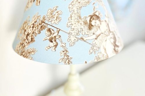 生徒さんの作品。ブルーのトワル・ド・ジュイ柄が印象的なランプシェード。